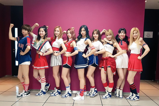 Nh&igrave;n outfit biết ngay t&ecirc;n b&agrave;i h&aacute;t: Những bộ trang phục huyền thoại của girlgroup Kpop - Ảnh 26.