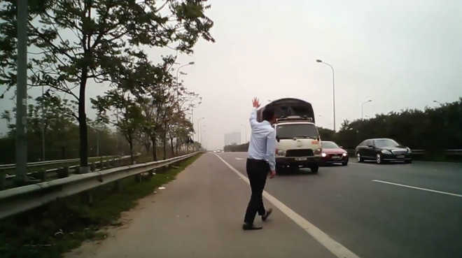 Hà Nội: Chạy xe máy lạc vào đường cao tốc, hai mẹ con được tài xế tốt bụng ra tay nghĩa hiệp - Ảnh 2.