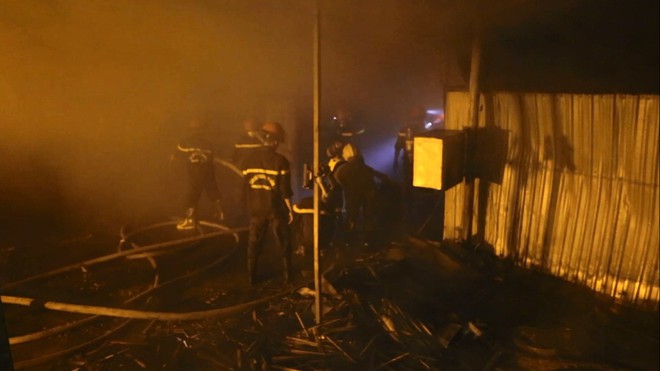 Đ&agrave; Nẵng: Trại nu&ocirc;i dế hơn 1000m2 b&ugrave;ng ch&aacute;y l&uacute;c nửa đ&ecirc;m, to&agrave;n bộ t&agrave;i sản bị thi&ecirc;u rụi - Ảnh 1.