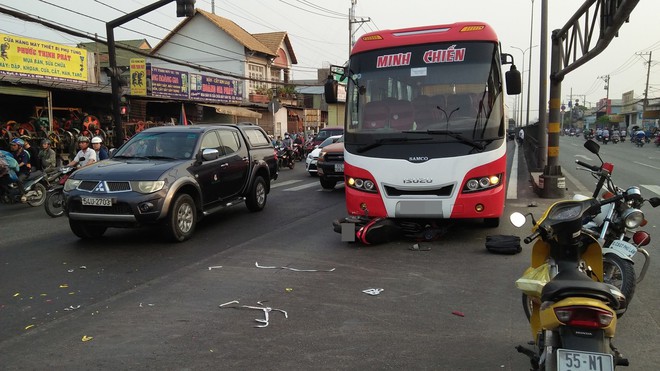 TPHCM: Va chạm với xe kh&aacute;ch, người đ&agrave;n &ocirc;ng bị k&eacute;o l&ecirc; nhiều m&eacute;t nguy kịch, giao th&ocirc;ng &ugrave;n ứ k&eacute;o d&agrave;i - Ảnh 1.