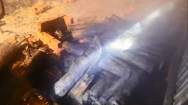 Đ&agrave; Nẵng: Trại nu&ocirc;i dế hơn 1000m2 b&ugrave;ng ch&aacute;y l&uacute;c nửa đ&ecirc;m, to&agrave;n bộ t&agrave;i sản bị thi&ecirc;u rụi - Ảnh 4.