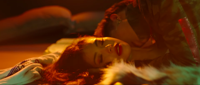 Orange tung MV Người lạ ơi phiên bản solo, gắn mác 16+ vì có nhiều cảnh nóng - Ảnh 5.