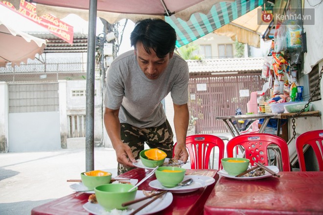 Cô bán cơm dễ thương hết sức ở Sài Gòn: 10 ngàn cũng bán, khách nhiêu tiền cũng có cơm ăn” - Ảnh 8.