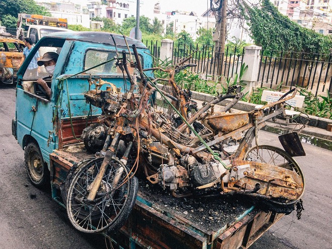 Hàng trăm xe máy, ô tô hạng sang bị cháy trơ khung tại chung cư Carina được kéo ra ngoài bán sắt vụn - Ảnh 9.