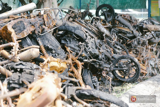 Hàng trăm xe máy, ô tô hạng sang bị cháy trơ khung tại chung cư Carina được kéo ra ngoài bán sắt vụn - Ảnh 13.