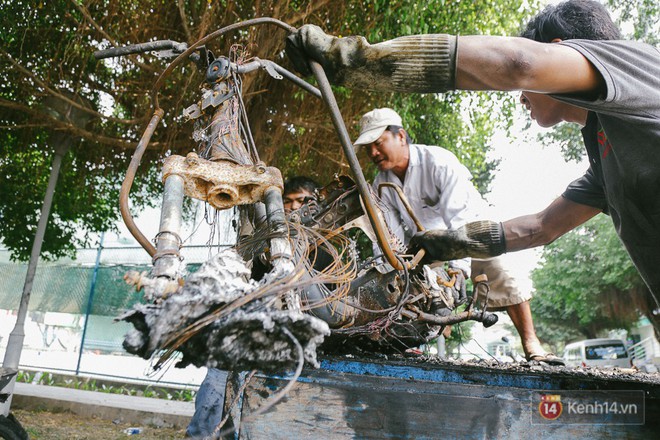 Hàng trăm xe máy, ô tô hạng sang bị cháy trơ khung tại chung cư Carina được kéo ra ngoài bán sắt vụn - Ảnh 15.