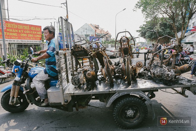 Hàng trăm xe máy, ô tô hạng sang bị cháy trơ khung tại chung cư Carina được kéo ra ngoài bán sắt vụn - Ảnh 10.