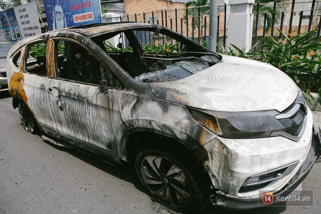 H&agrave;ng trăm xe m&aacute;y, &ocirc; t&ocirc; hạng sang bị ch&aacute;y trơ khung tại chung cư Carina được k&eacute;o ra ngo&agrave;i b&aacute;n sắt vụn - Ảnh 2.