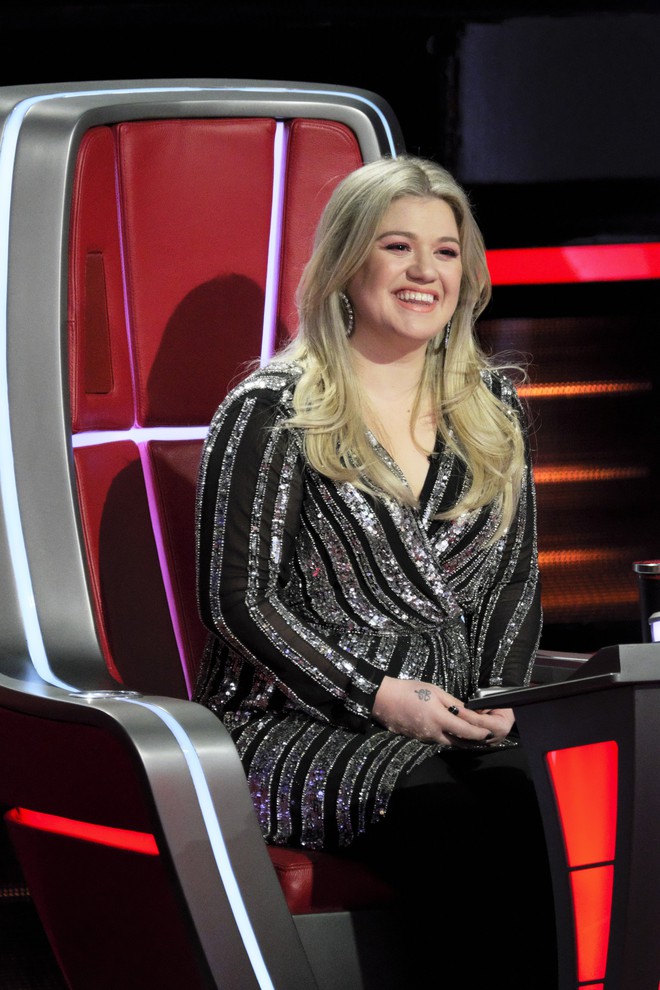 The Voice Mỹ: Kelly Clarkson bất ngờ bị chính thí sinh của mình nhận xét là thiển cận - Ảnh 2.