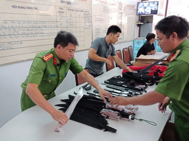 Triệt phá kho chuyên cung cấp hung khí cho các giang hồ ở Sài Gòn - Ảnh 2.
