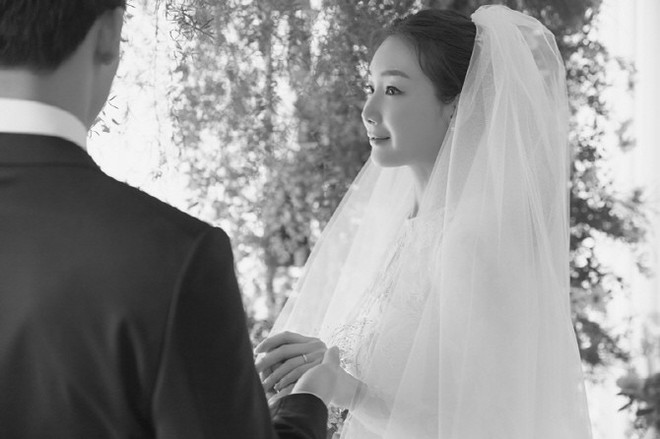 Ảnh cưới Choi Ji Woo: C&ocirc; d&acirc;u đẹp lộng lẫy, ch&uacute; rể xuất hiện tho&aacute;ng qua - Ảnh 3.