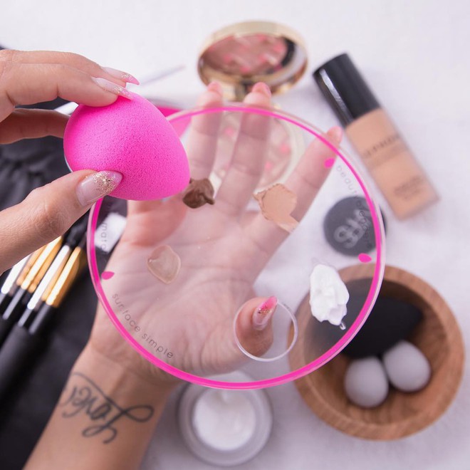 Trớt quớt làm sạch bông mút trang điểm bằng lò vi sóng theo hướng dẫn trên mạng, một cô nàng nhận kết cục đắng khét hệt như miếng bông xấu số - Ảnh 1.