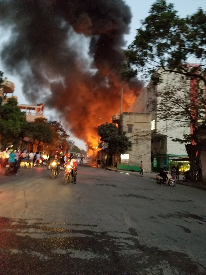 Cháy lớn tại xưởng gỗ gần cây xăng ở Hải Phòng, lửa cuồn cuộn bốc cao hàng chục mét khiến người dân hoảng loạn - Ảnh 3.