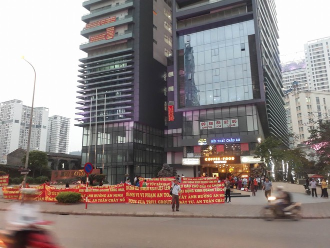 Hà Nội: Sợ thành Carina thứ hai, cư dân Hei Tower xuống đường căng băng rôn phản ánh an toàn cháy nổ trong tòa nhà - Ảnh 4.