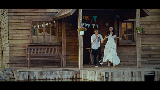 Ho&agrave;ng Ku kho&aacute; m&ocirc;i Đồng &Aacute;nh Quỳnh say đắm trong MV mới của Lou Ho&agrave;ng - Ảnh 3.