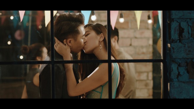 Ho&agrave;ng Ku kho&aacute; m&ocirc;i Đồng &Aacute;nh Quỳnh say đắm trong MV mới của Lou Ho&agrave;ng - Ảnh 2.
