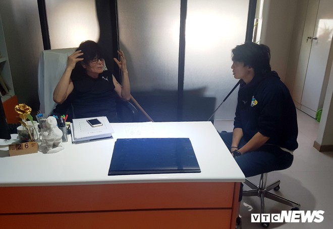 B&aacute;c sĩ vừa khuy&ecirc;n Tuấn Anh phẫu thuật gối bất ngờ đến HAGL - Ảnh 3.