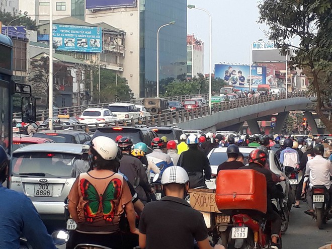 Hà Nội: Va chạm liên hoàn trên cầu vượt Đại Cồ Việt, hàng trăm phương tiện ùn tắc kéo dài - Ảnh 2.
