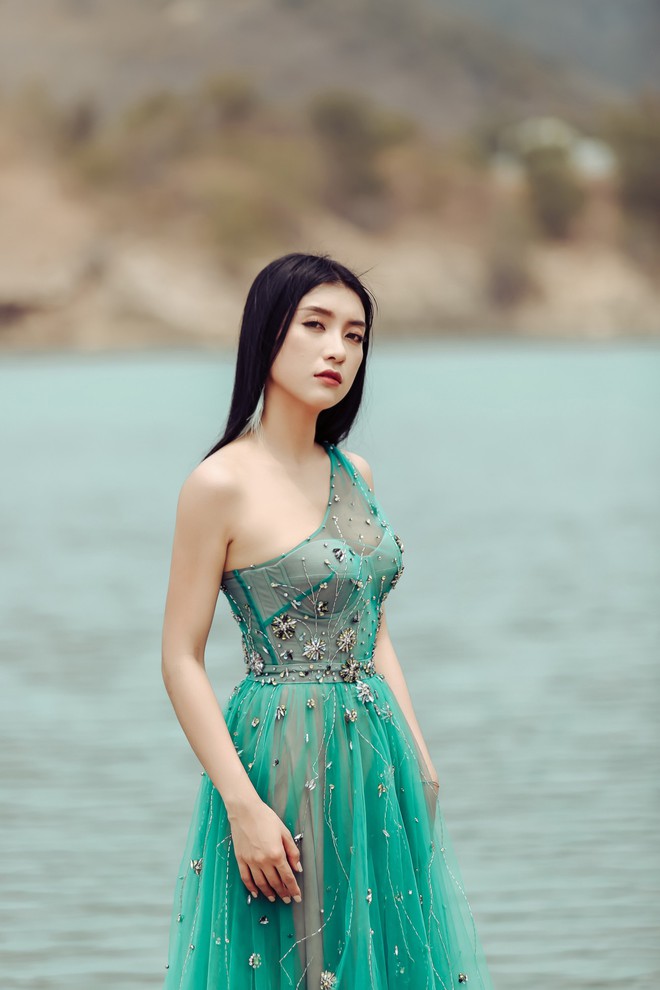 Ti&ecirc;u Ch&acirc;u Như Quỳnh kể chuyện t&igrave;nh tay 3 đầy đam mỹ trong MV mới, h&eacute; lộ tạo h&igrave;nh ấn tượng &ocirc;m đầu cho dự &aacute;n tiếp theo - Ảnh 3.