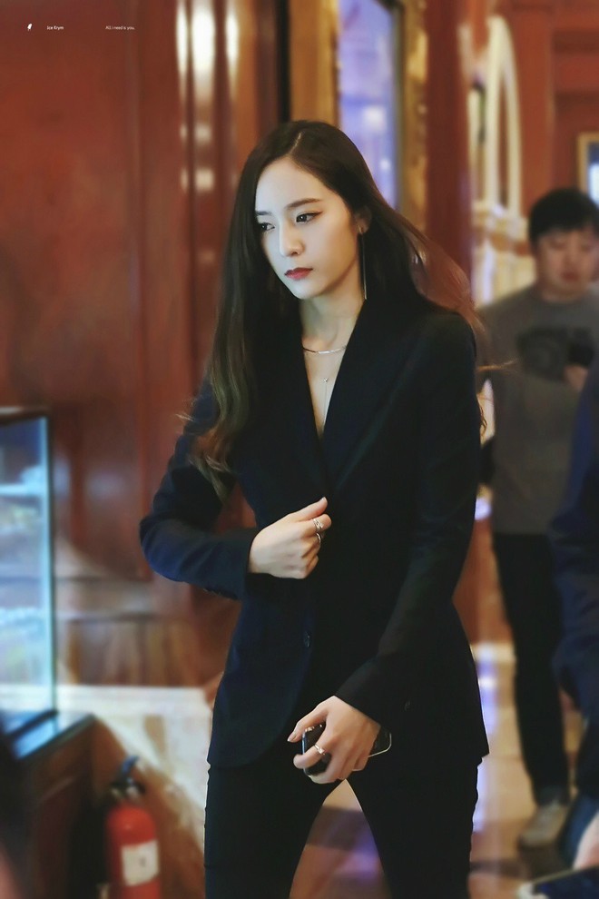 Ai bảo diện đồ đen l&agrave; gi&agrave;, h&atilde;y cứ nh&igrave;n 5 idol n&agrave;y tỏa s&aacute;ng ngời ngời khi diện cả c&acirc;y đen - Ảnh 7.