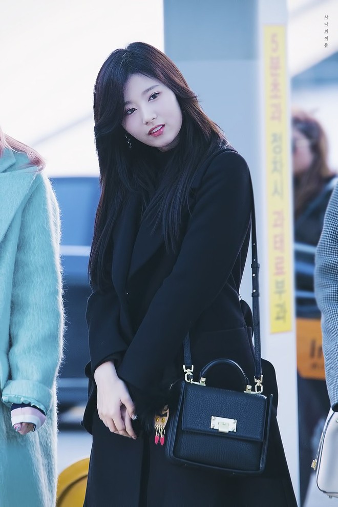 Ai bảo diện đồ đen l&#224; gi&#224;, h&#227;y cứ nh&#236;n 5 idol n&#224;y tỏa s&#225;ng ngời ngời khi diện cả &quot;c&#226;y&quot; đen - Ảnh 13.