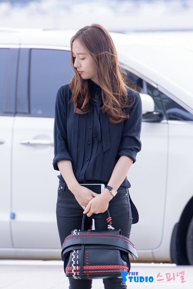 Ai bảo diện đồ đen l&#224; gi&#224;, h&#227;y cứ nh&#236;n 5 idol n&#224;y tỏa s&#225;ng ngời ngời khi diện cả &quot;c&#226;y&quot; đen - Ảnh 8.