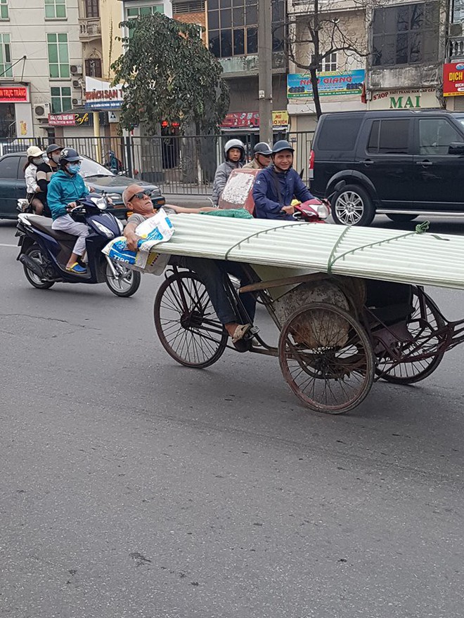 Hình ảnh ông cụ chở tấm lợp nhựa với tư thế lạ gây tranh cãi lớn trên MXH - Ảnh 2.