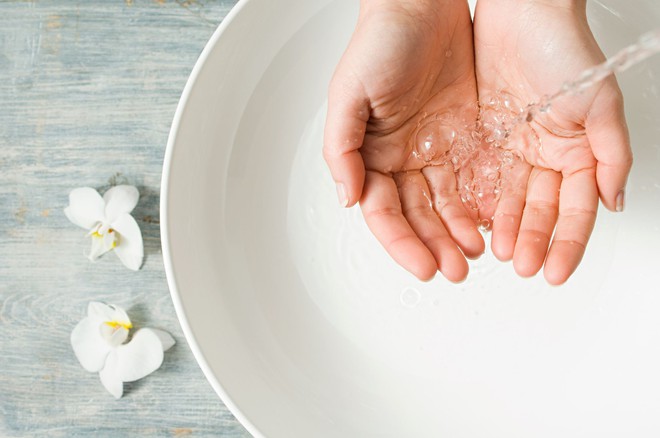 Sai lầm trong việc chăm s&oacute;c da mặt chỉ khiến l&agrave;n da của bạn tổn thương nhiều hơn - Ảnh 3.