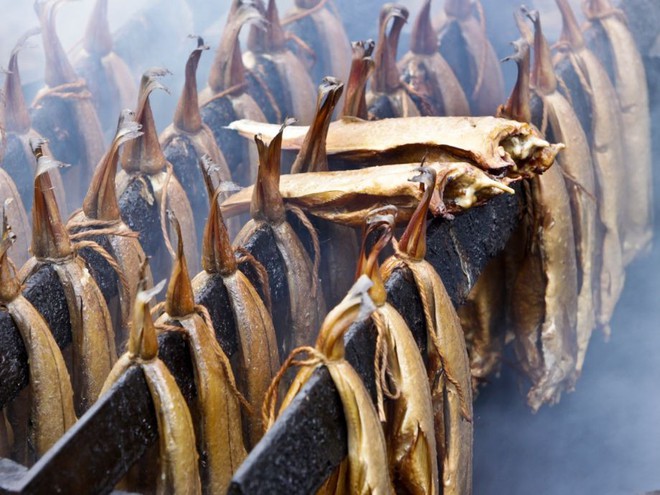 Cá hun khói truyền thống của Scotland không chỉ có nguồn gốc thú vị mà cách làm cũng độc đáo không kém - Ảnh 5.