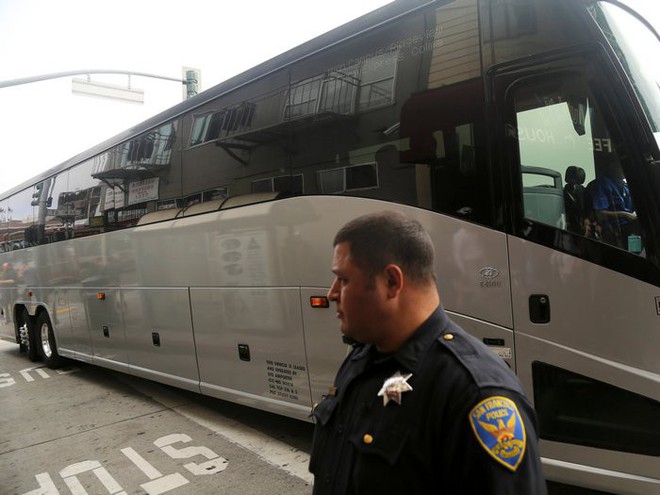Xe nhân viên Apple và Google bị bắn vỡ kính, cảnh sát California sẽ dùng xe đóng giả để dụ kẻ tấn công - Ảnh 1.