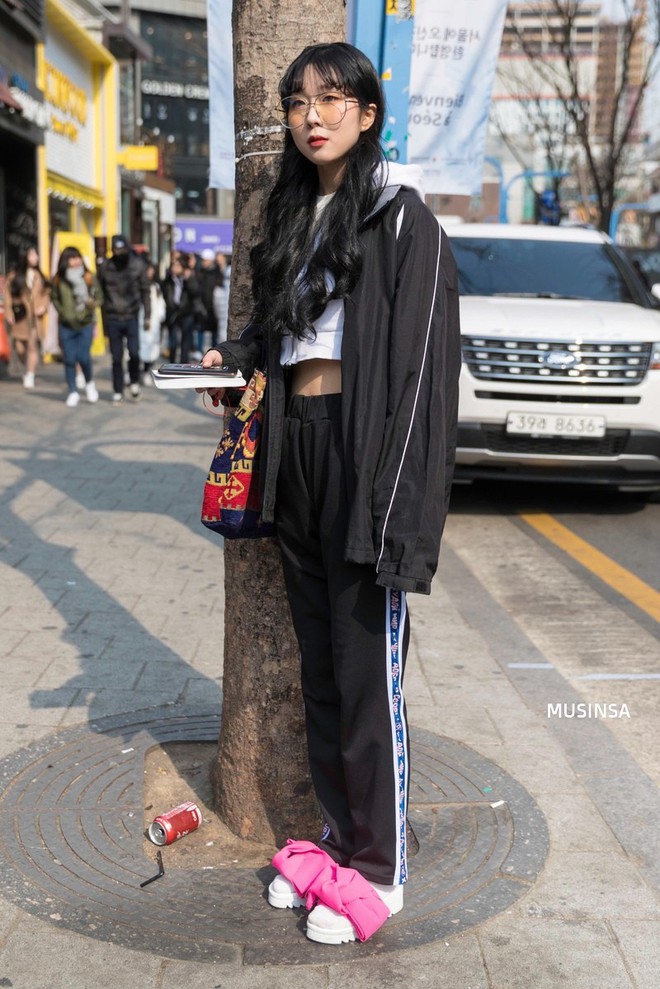 Giới trẻ H&agrave;n hay gh&ecirc;, mix đồ si&ecirc;u đơn giản nhưng cool hết mức, ngắm ho&agrave;i kh&ocirc;ng ch&aacute;n - Ảnh 6.