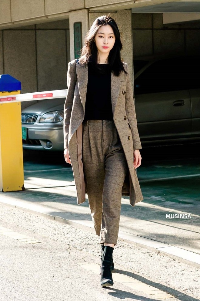Giới trẻ H&agrave;n hay gh&ecirc;, mix đồ si&ecirc;u đơn giản nhưng cool hết mức, ngắm ho&agrave;i kh&ocirc;ng ch&aacute;n - Ảnh 3.