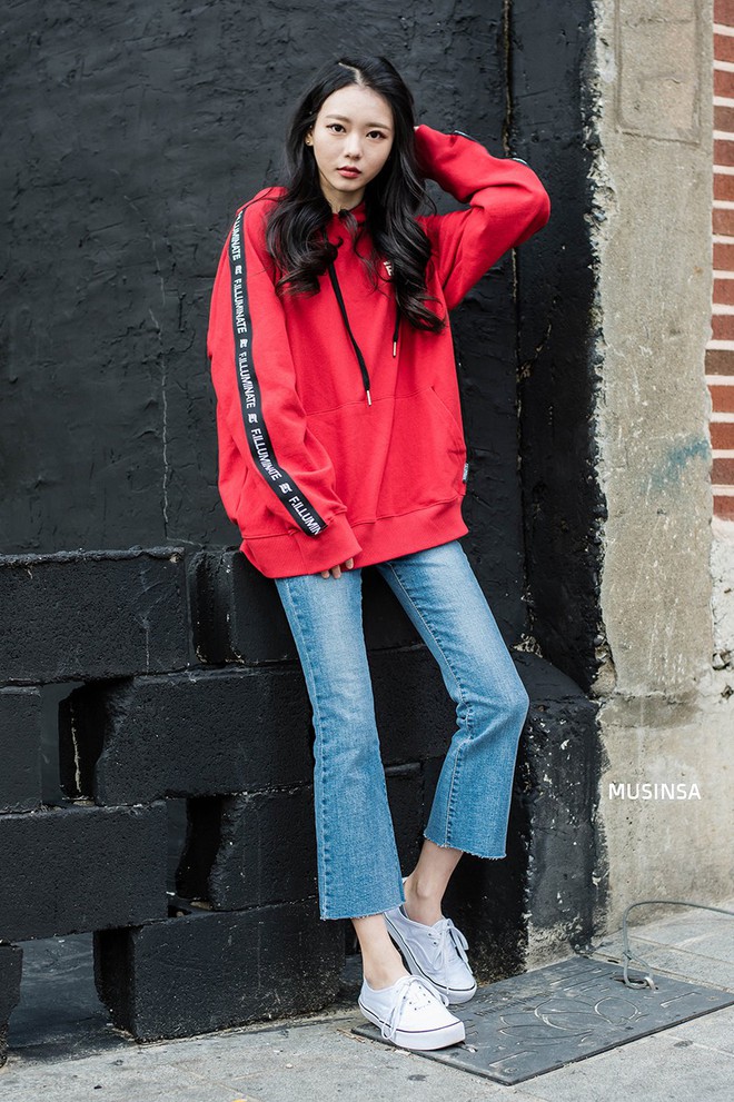 Giới trẻ H&agrave;n hay gh&ecirc;, mix đồ si&ecirc;u đơn giản nhưng cool hết mức, ngắm ho&agrave;i kh&ocirc;ng ch&aacute;n - Ảnh 1.