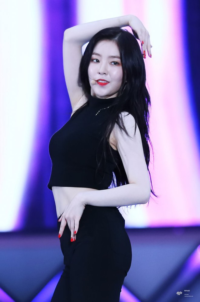 Ai bảo diện đồ đen l&#224; gi&#224;, h&#227;y cứ nh&#236;n 5 idol n&#224;y tỏa s&#225;ng ngời ngời khi diện cả &quot;c&#226;y&quot; đen - Ảnh 5.