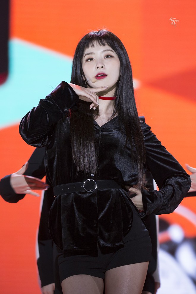 Ai bảo diện đồ đen l&#224; gi&#224;, h&#227;y cứ nh&#236;n 5 idol n&#224;y tỏa s&#225;ng ngời ngời khi diện cả &quot;c&#226;y&quot; đen - Ảnh 2.