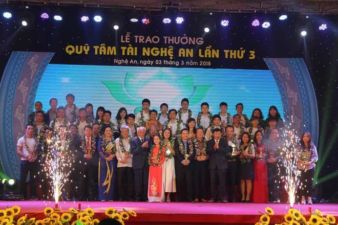 Người h&acirc;m mộ v&acirc;y quanh Văn Đức v&agrave; Xu&acirc;n Mạnh trong lễ trao thưởng quỹ T&acirc;m T&agrave;i - Ảnh 1.
