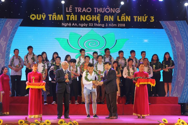 Người h&acirc;m mộ v&acirc;y quanh Văn Đức v&agrave; Xu&acirc;n Mạnh trong lễ trao thưởng quỹ T&acirc;m T&agrave;i - Ảnh 2.