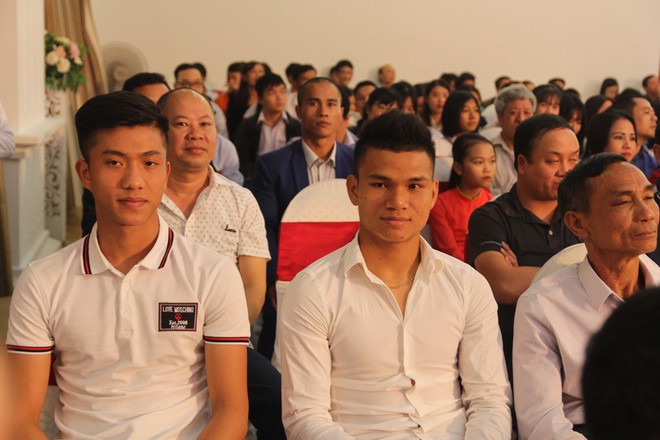 Người h&acirc;m mộ v&acirc;y quanh Văn Đức v&agrave; Xu&acirc;n Mạnh trong lễ trao thưởng quỹ T&acirc;m T&agrave;i - Ảnh 3.