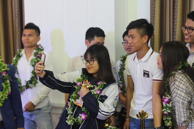 Người h&acirc;m mộ v&acirc;y quanh Văn Đức v&agrave; Xu&acirc;n Mạnh trong lễ trao thưởng quỹ T&acirc;m T&agrave;i - Ảnh 4.
