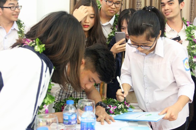 Người h&acirc;m mộ v&acirc;y quanh Văn Đức v&agrave; Xu&acirc;n Mạnh trong lễ trao thưởng quỹ T&acirc;m T&agrave;i - Ảnh 7.