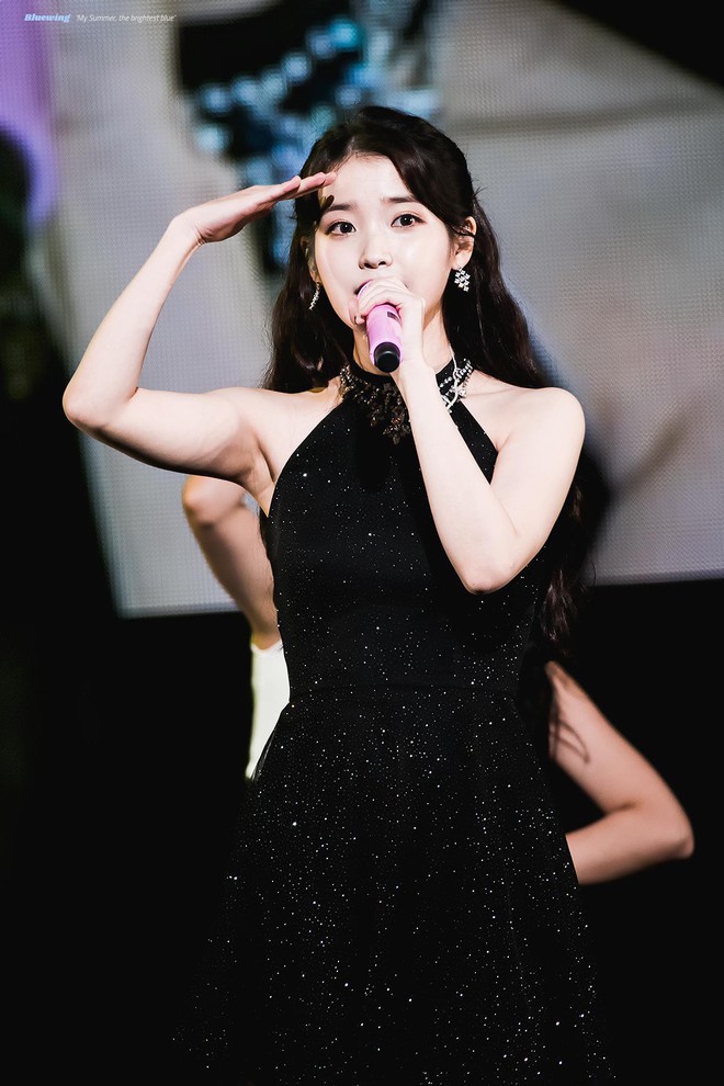 Ai bảo diện đồ đen l&#224; gi&#224;, h&#227;y cứ nh&#236;n 5 idol n&#224;y tỏa s&#225;ng ngời ngời khi diện cả &quot;c&#226;y&quot; đen - Ảnh 10.