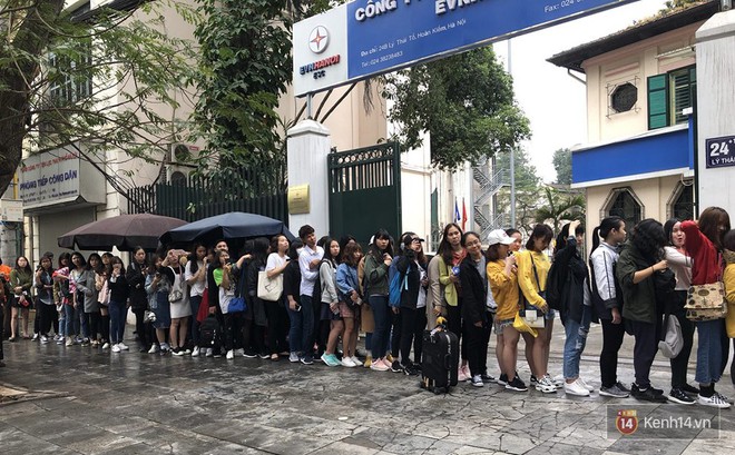 Cửa hàng mì của Seungri ngày khai trương ở Hà Nội: Khách đội mưa, xếp hàng ngoài cửa từ 6h sáng - Ảnh 5.
