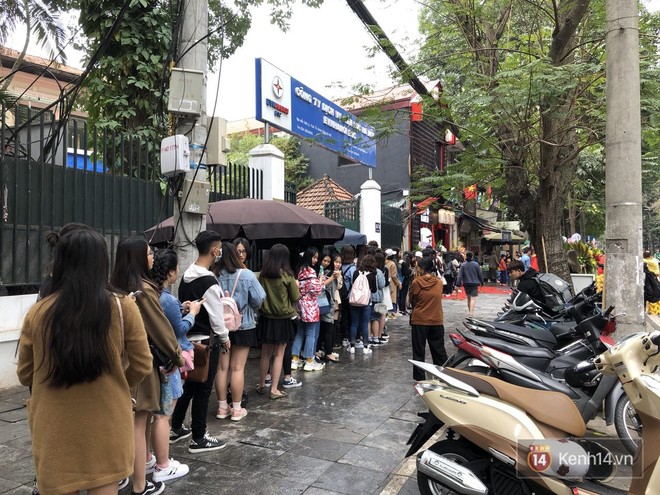 Cửa hàng mì của Seungri ngày khai trương ở Hà Nội: Khách đội mưa, xếp hàng ngoài cửa từ 6h sáng - Ảnh 6.