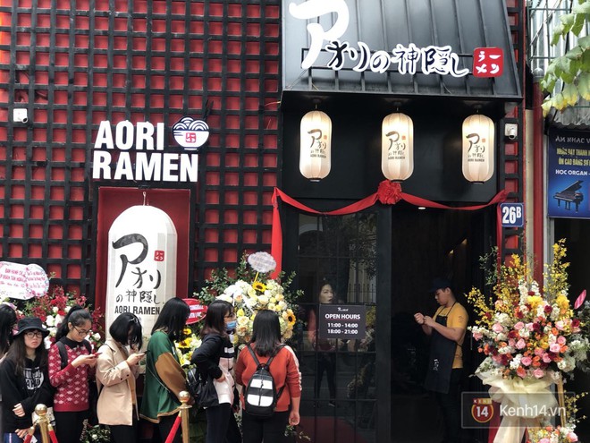 Cửa hàng mì của Seungri ngày khai trương ở Hà Nội: Khách đội mưa, xếp hàng ngoài cửa từ 6h sáng - Ảnh 2.