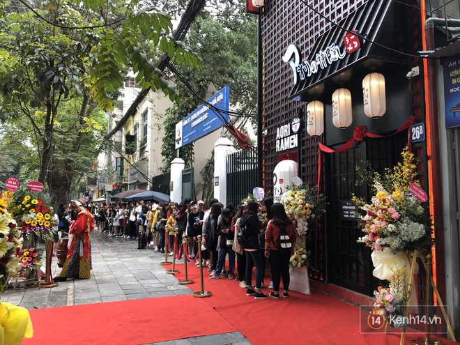 Cửa hàng mì của Seungri ngày khai trương ở Hà Nội: Khách đội mưa, xếp hàng ngoài cửa từ 6h sáng - Ảnh 4.
