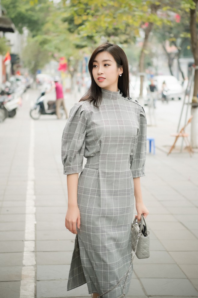 &Aacute; hậu Thanh T&uacute; đi ch&acirc;n đất đọ d&aacute;ng c&ugrave;ng Hoa hậu Mỹ Linh - Ngọc H&acirc;n - Ảnh 3.