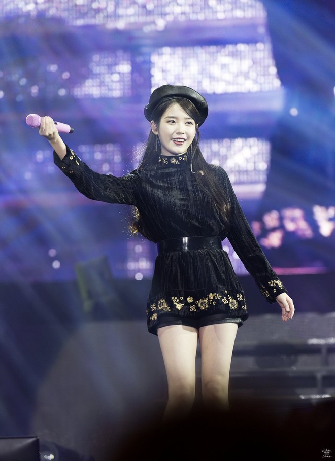 Ai bảo diện đồ đen l&#224; gi&#224;, h&#227;y cứ nh&#236;n 5 idol n&#224;y tỏa s&#225;ng ngời ngời khi diện cả &quot;c&#226;y&quot; đen - Ảnh 11.