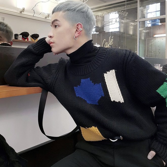 Vừa l&ecirc;n kệ, họa tiết mảng m&agrave;u của H&M Studio đ&atilde; được chưng diện to&agrave;n cầu, c&aacute;nh fashionista Việt n&agrave;o c&oacute; k&eacute;m cạnh - Ảnh 1.