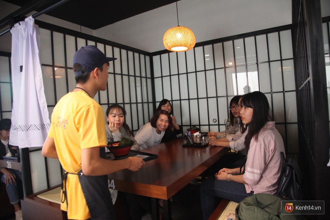 Review cận cảnh m&#236; của Seungri mới xuất hiện tại H&#224; Nội khiến h&#224;ng trăm bạn trẻ xếp h&#224;ng từ sớm - Ảnh 4.