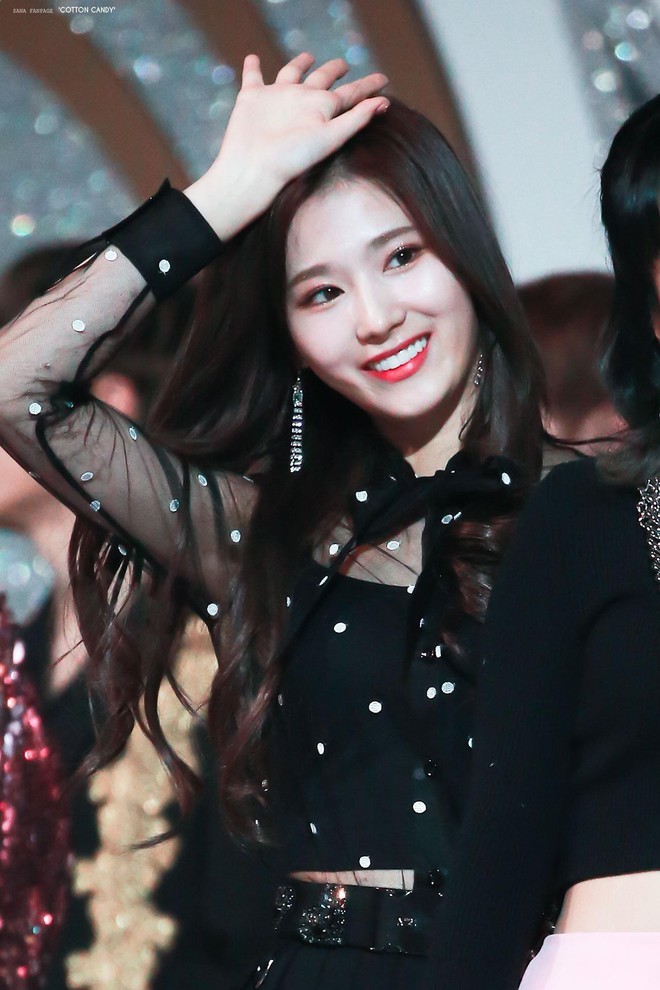 Ai bảo diện đồ đen l&agrave; gi&agrave;, h&atilde;y cứ nh&igrave;n 5 idol n&agrave;y tỏa s&aacute;ng ngời ngời khi diện cả c&acirc;y đen - Ảnh 12.
